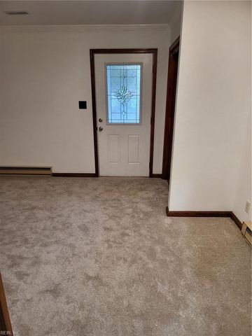 17 Gay DR, Newport News, VA 23606