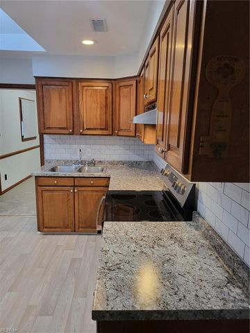 17 Gay DR, Newport News, VA 23606