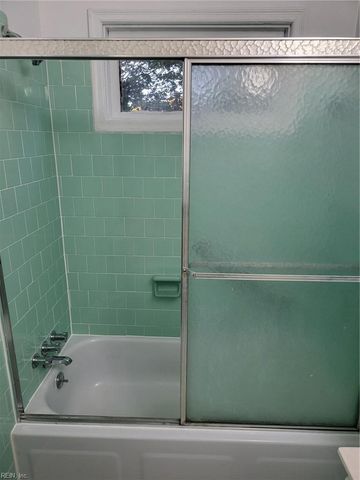 17 Gay DR, Newport News, VA 23606