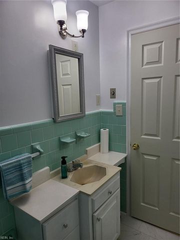 17 Gay DR, Newport News, VA 23606
