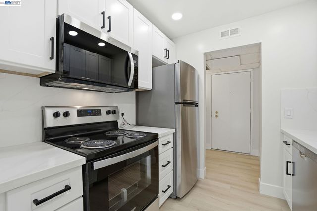 460 N Civic Dr 106, Walnut Creek, CA 94596