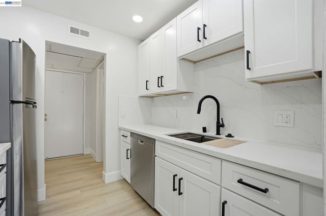 460 N Civic Dr 106, Walnut Creek, CA 94596