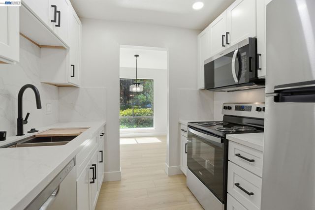 460 N Civic Dr 106, Walnut Creek, CA 94596