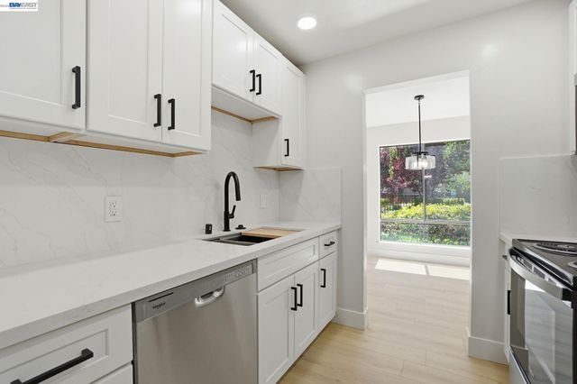 460 N Civic Dr 106, Walnut Creek, CA 94596