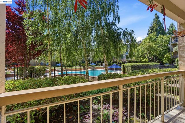 460 N Civic Dr 106, Walnut Creek, CA 94596