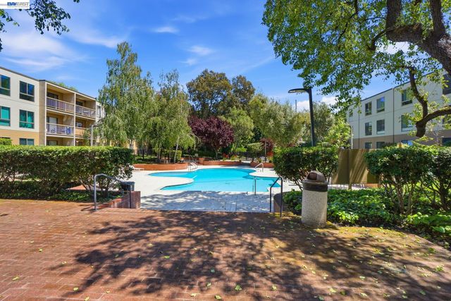 460 N Civic Dr 106, Walnut Creek, CA 94596