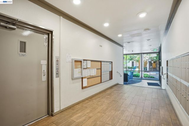 460 N Civic Dr 106, Walnut Creek, CA 94596