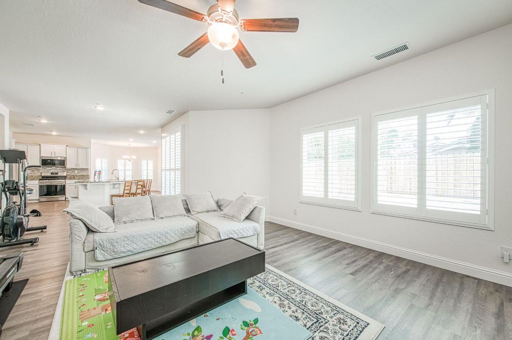 Image 11 of property listing at 4410 W Langden Drive, Fresno, CA 93722