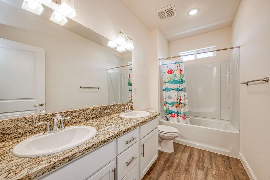 Image 16 of property listing at 4410 W Langden Drive, Fresno, CA 93722