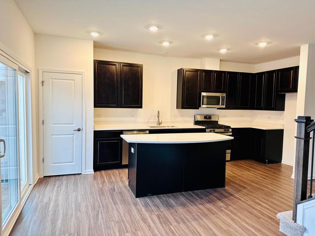 560 Wolverine Drive, Aurora, IL 60502