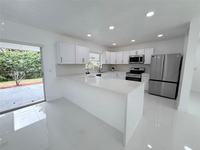 7150 SW 5th Ct, Pembroke Pines, FL 33023