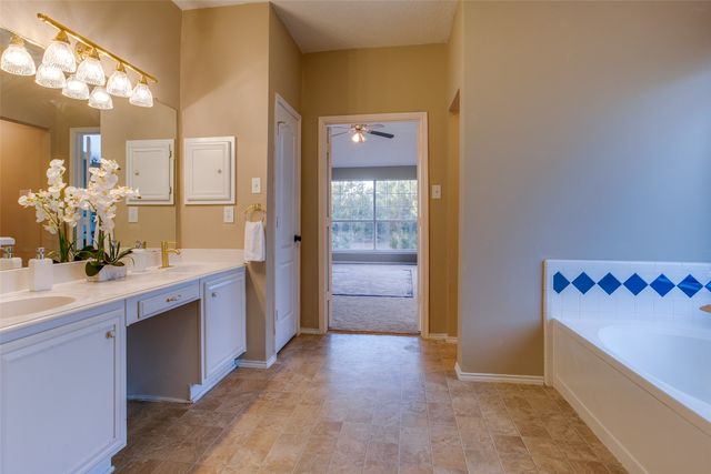 702 Turnstone Drive, Arlington, TX 76018