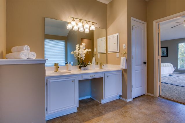 702 Turnstone Drive, Arlington, TX 76018