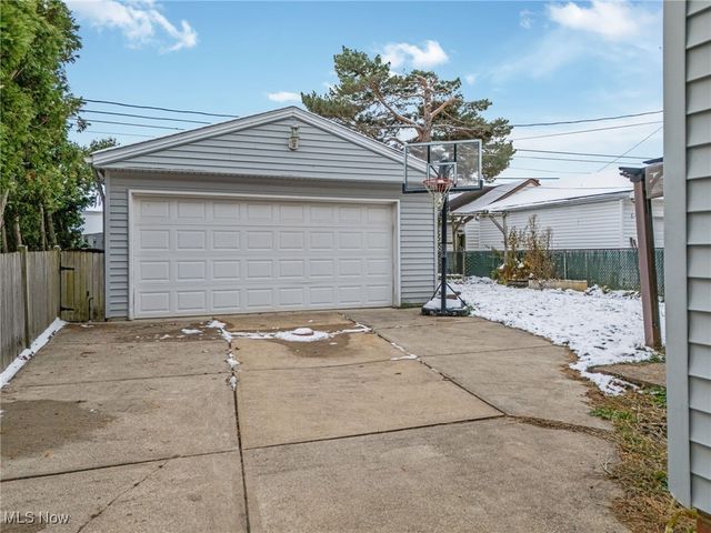 6701 Pelham Drive, Parma, OH 44129