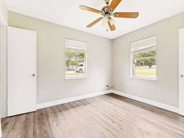 325 Walnut Avenue, Azle, TX 76020