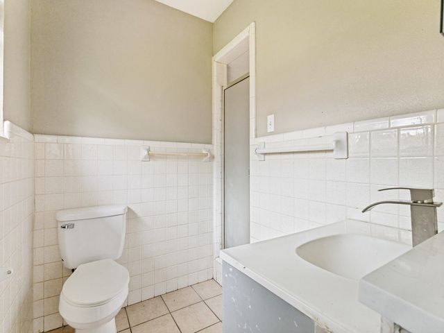 325 Walnut Avenue, Azle, TX 76020