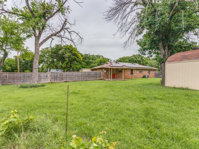 325 Walnut Avenue, Azle, TX 76020