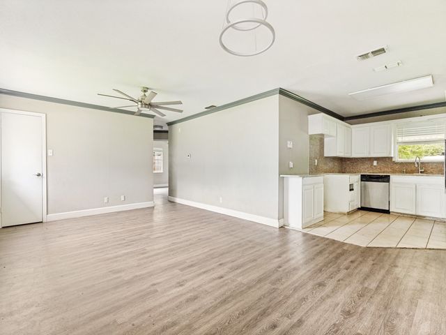 325 Walnut Avenue, Azle, TX 76020