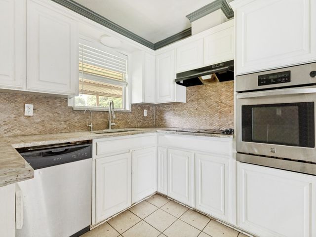 325 Walnut Avenue, Azle, TX 76020
