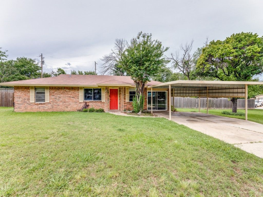 325 Walnut Avenue, Azle, TX 76020