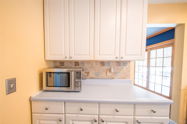 41 Foxhill Road, Valhalla, NY 10595