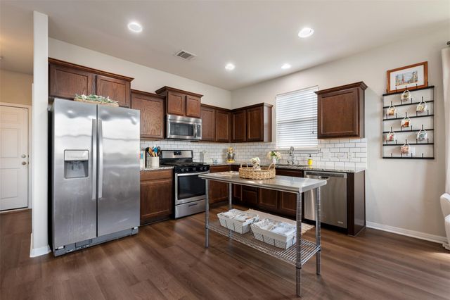 615 Twisted Oaks LN, Buda, TX 78610