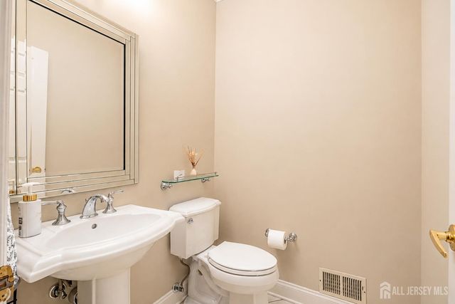 40 Newland Court, Bridgewater, NJ 08807