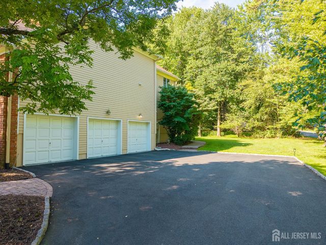 40 Newland Court, Bridgewater, NJ 08807