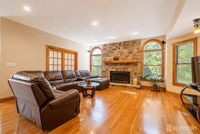 40 Newland Court, Bridgewater, NJ 08807