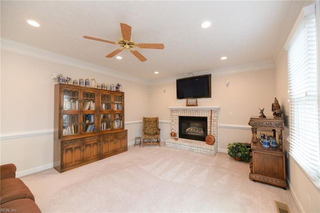 301 Blevins RN, Yorktown, VA 23693