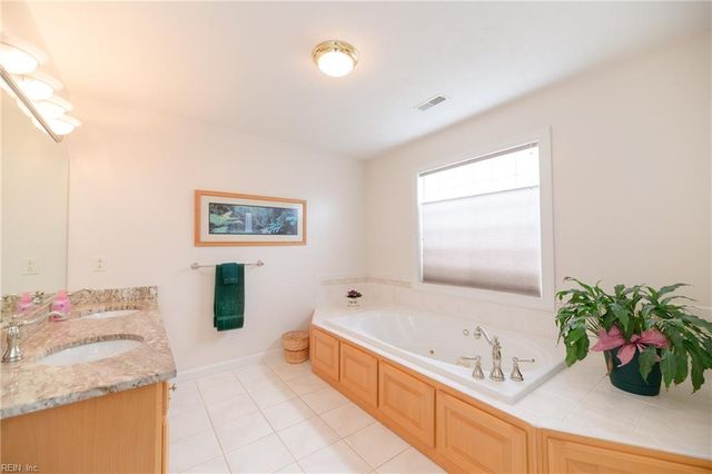 301 Blevins RN, Yorktown, VA 23693