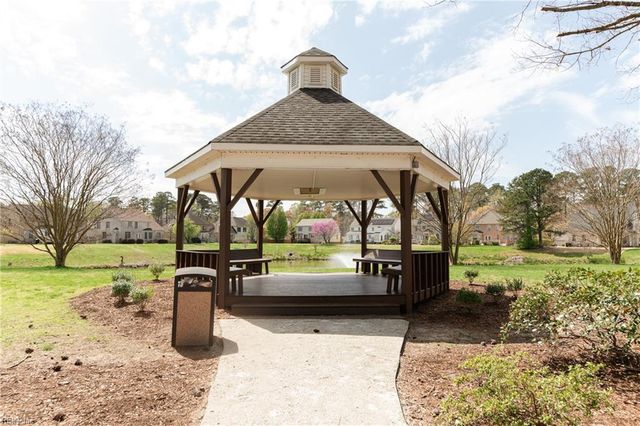 301 Blevins RN, Yorktown, VA 23693