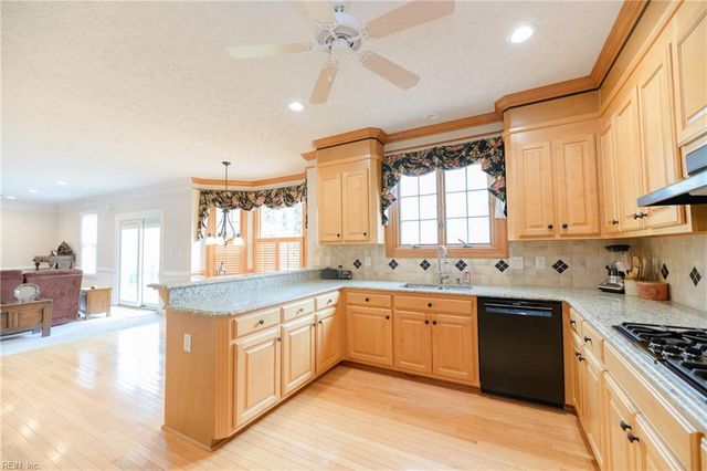301 Blevins RN, Yorktown, VA 23693