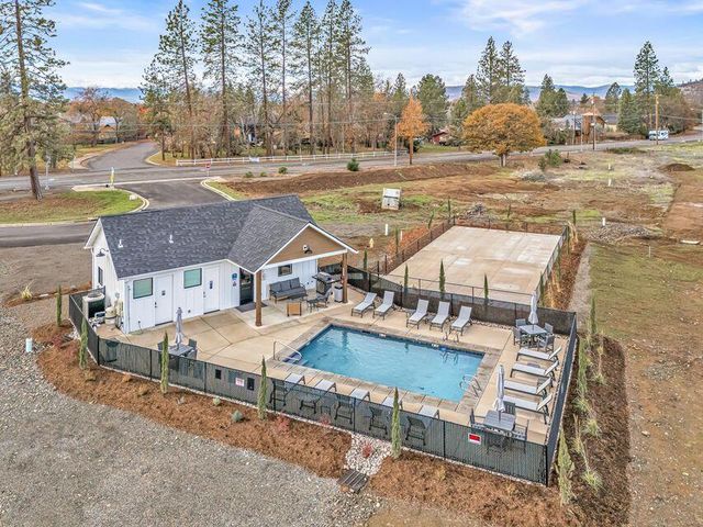 203 Bogey Lane, Eagle Point, OR 97524