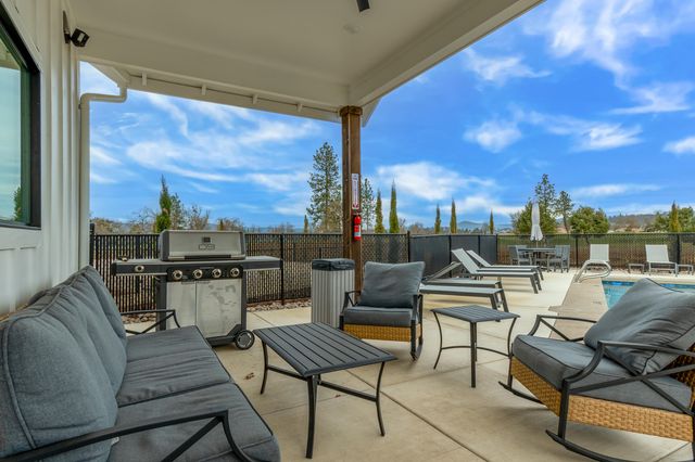 203 Bogey Lane, Eagle Point, OR 97524