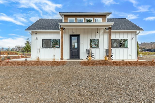 203 Bogey Lane, Eagle Point, OR 97524