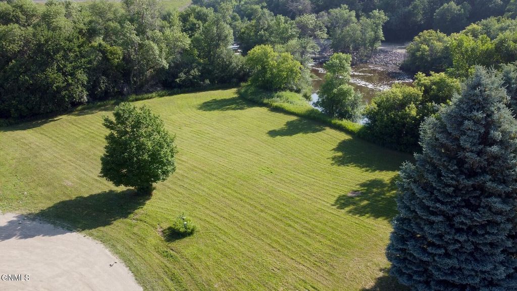 1806 Island Park Drive, Jamestown, ND 58401