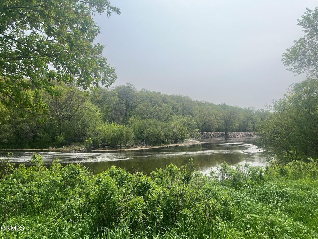 1806 Island Park Drive, Jamestown, ND 58401 photo 9