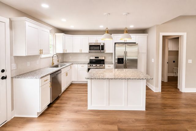 108 Phillips Rd, Charlotte, TN 37036