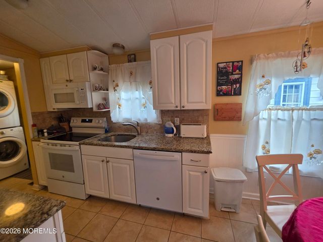 6 Fawn Run, Manalapan, NJ 07726