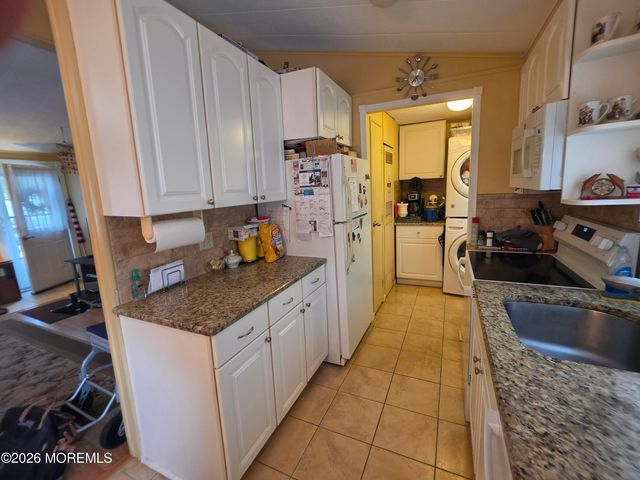 6 Fawn Run, Manalapan, NJ 07726