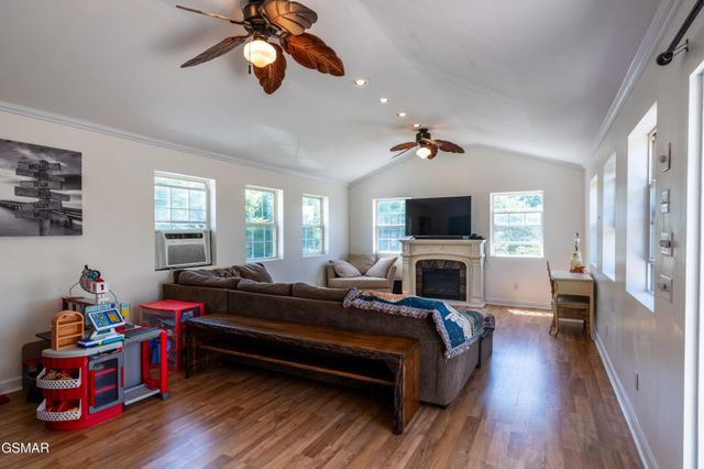 1225 Paradise Lane, Dandridge, TN 37725