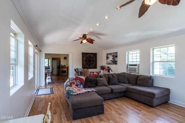 1225 Paradise Lane, Dandridge, TN 37725