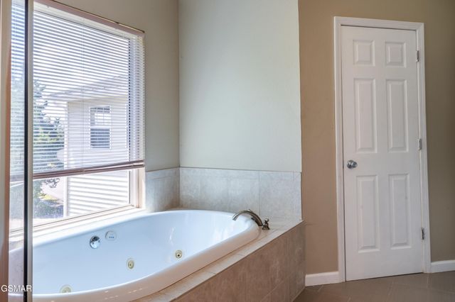 1225 Paradise Lane, Dandridge, TN 37725