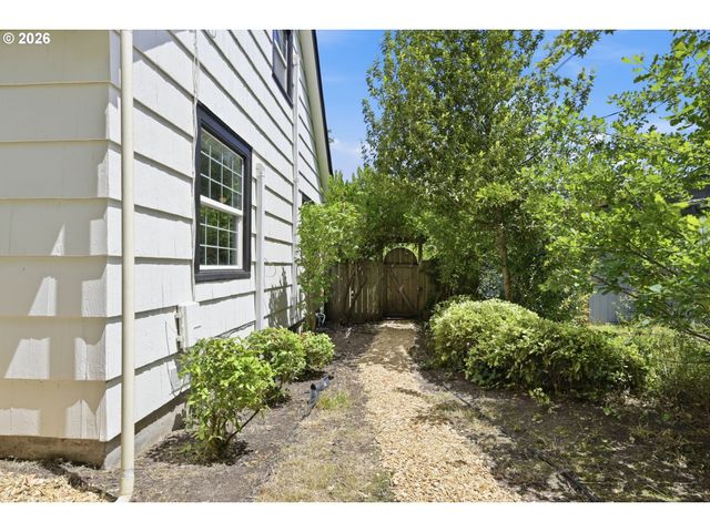 955 KELLY Blvd, Springfield, OR 97477
