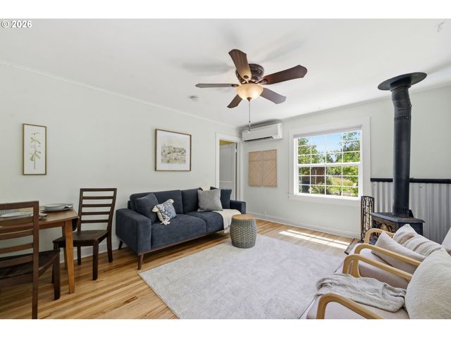 955 KELLY Blvd, Springfield, OR 97477