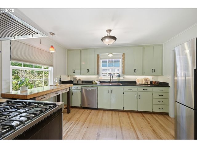 955 KELLY Blvd, Springfield, OR 97477