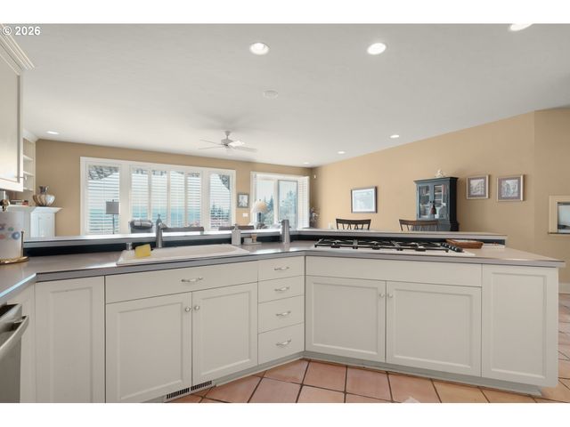 211 ALDERWOOD Dr, Chehalis, WA 98532