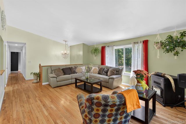 20 Patrick Drive, Bloomingburg, NY 12721