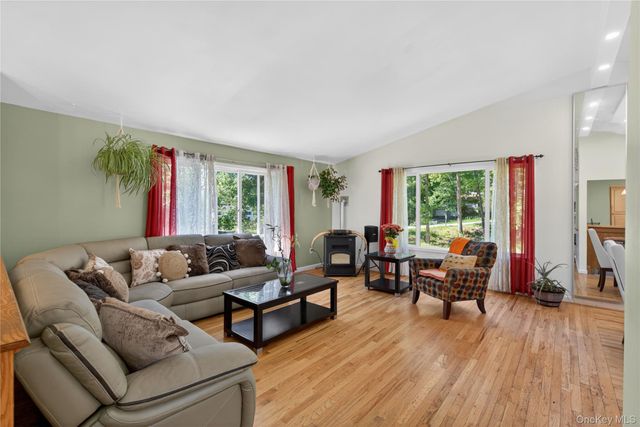 20 Patrick Drive, Bloomingburg, NY 12721